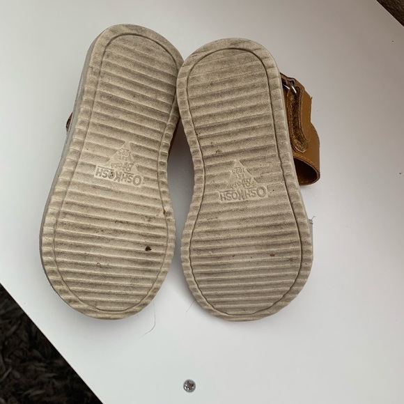 Oshkosh size 7t sandals - Picture 5 of 6